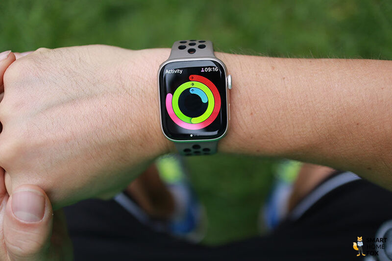 Apple Watch 8 mit geöffneter Fitness Ansicht